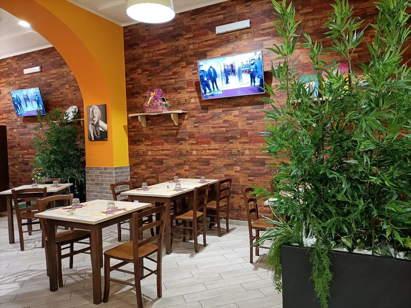 Interno pizzeria Genzano di Roma Piazza Nova